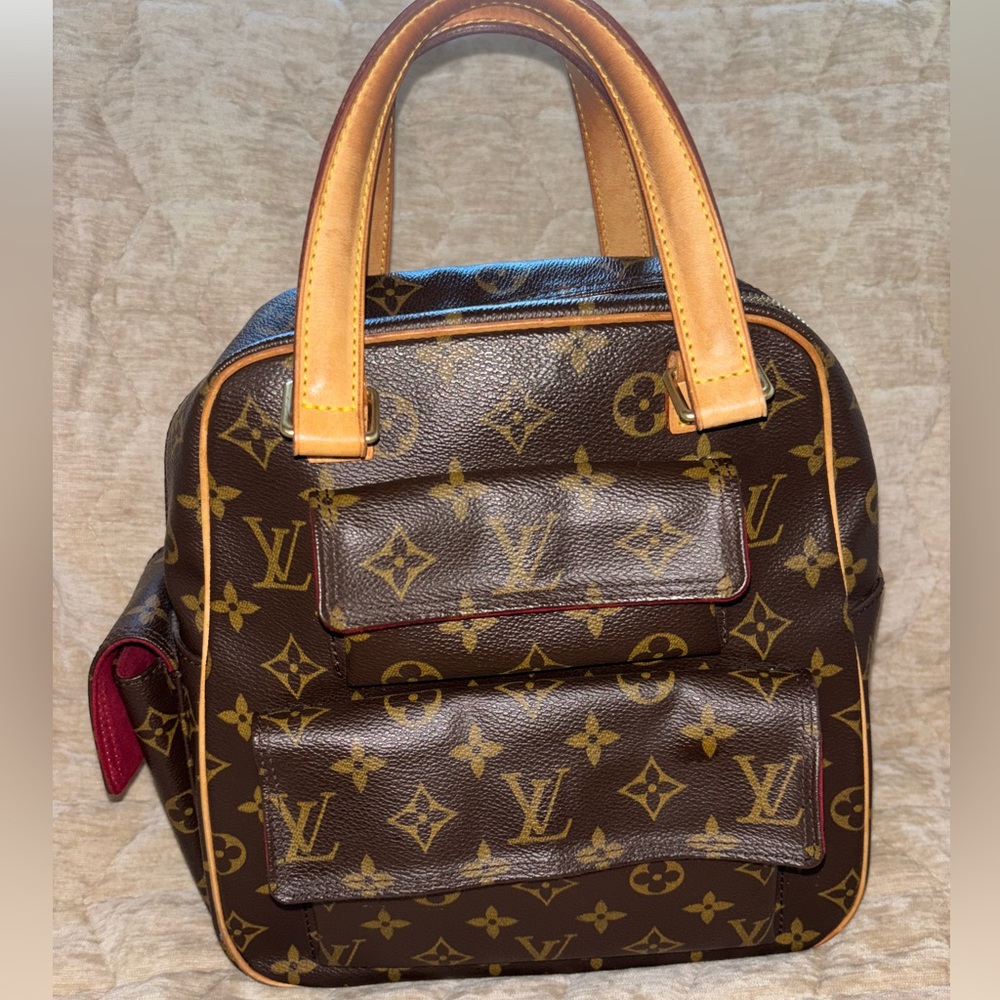 Authentic, Louis Vuitton Excéntrico Cite handbag
Date code V10093